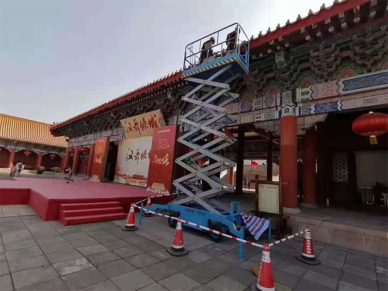甘肅客戶(hù)已選購(gòu)移動(dòng)剪叉式升降機(jī)一臺(tái)